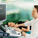 Allgemeinmedizin – Patientin wird untersucht